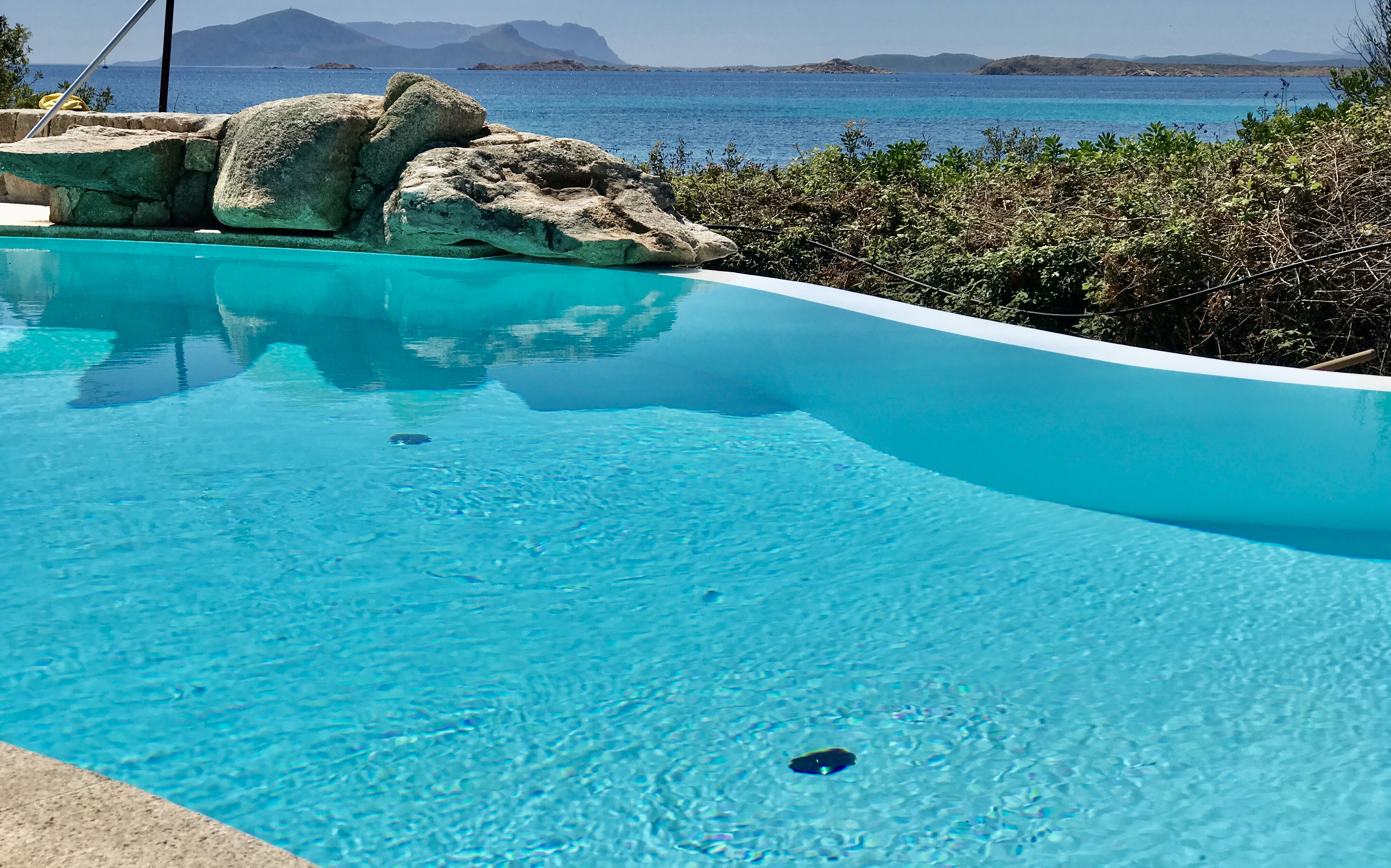 Piscina con rocce di granito e mare