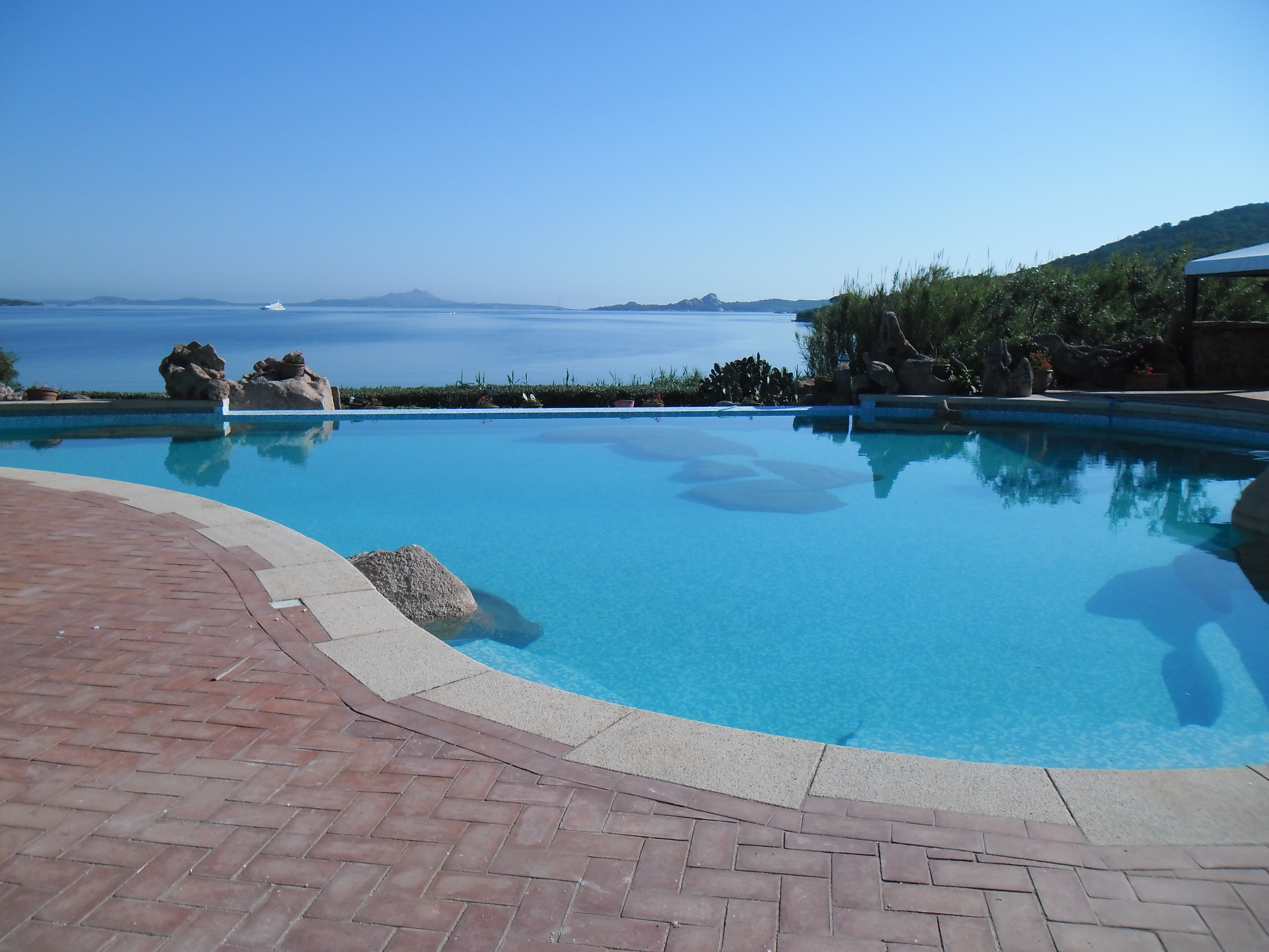 Piscina con granito e mare