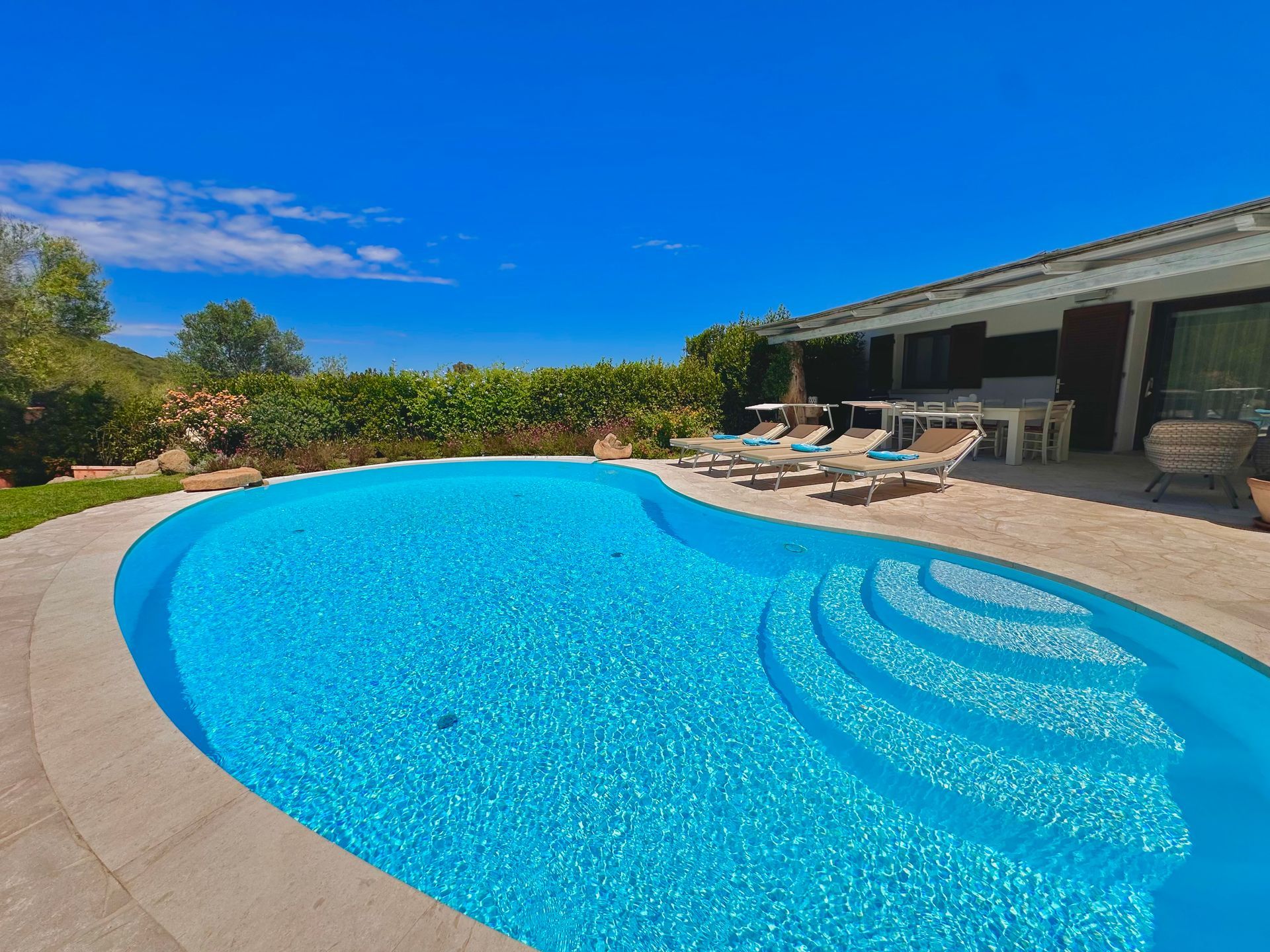 Piscina sagomata con terrazza