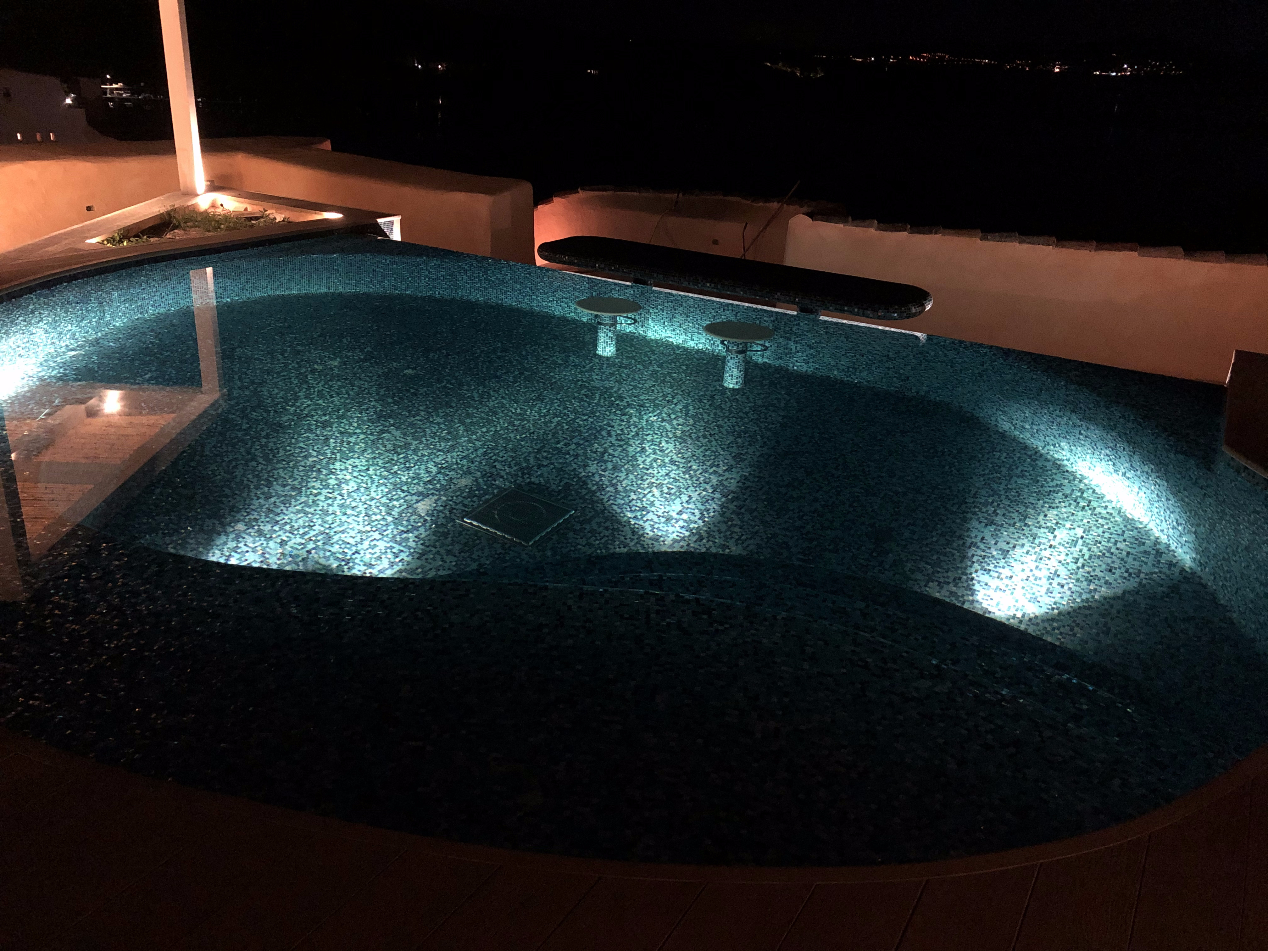 Piscina notturna con illuminazione teal