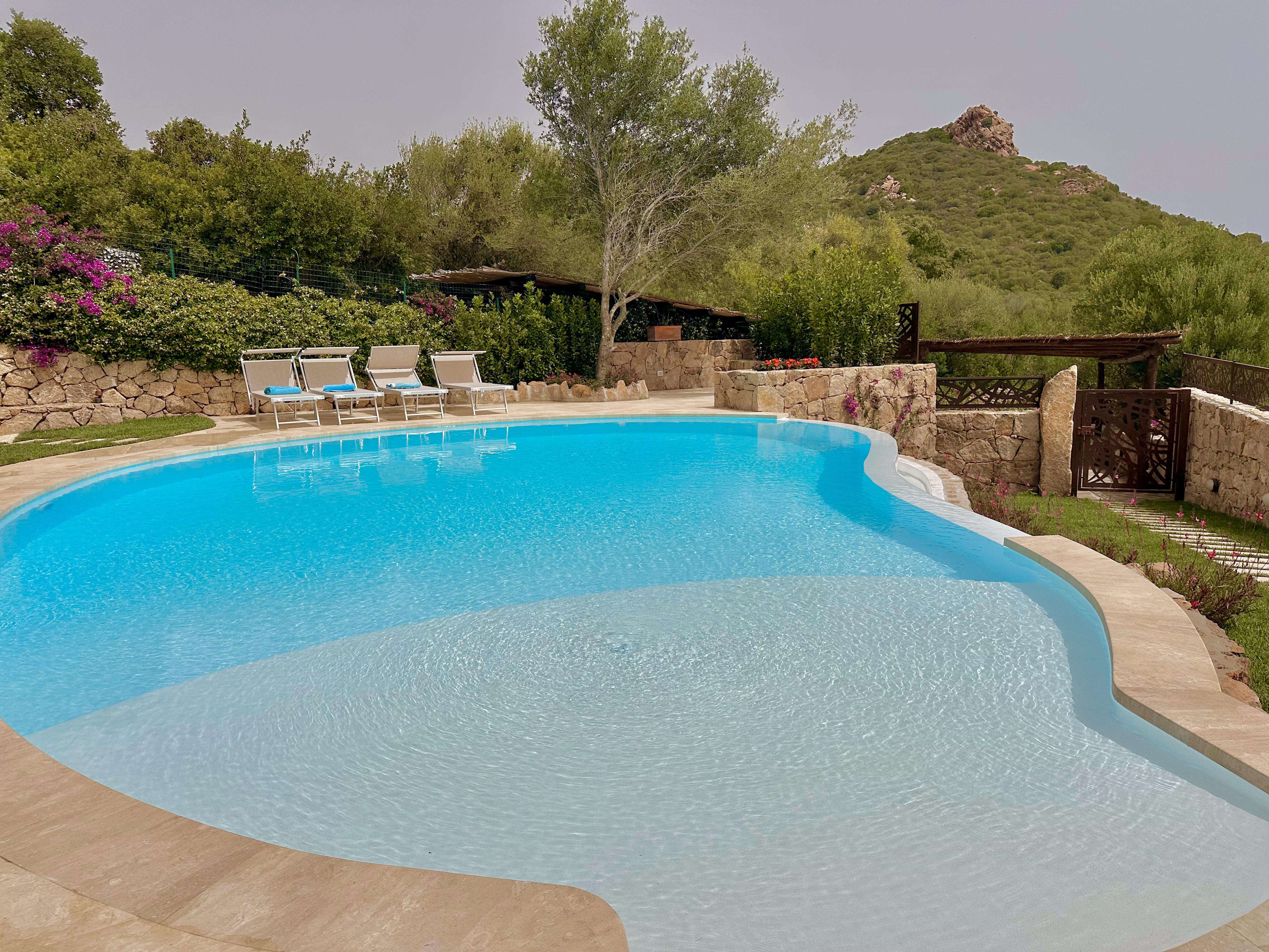 Piscina con giardino fiorito