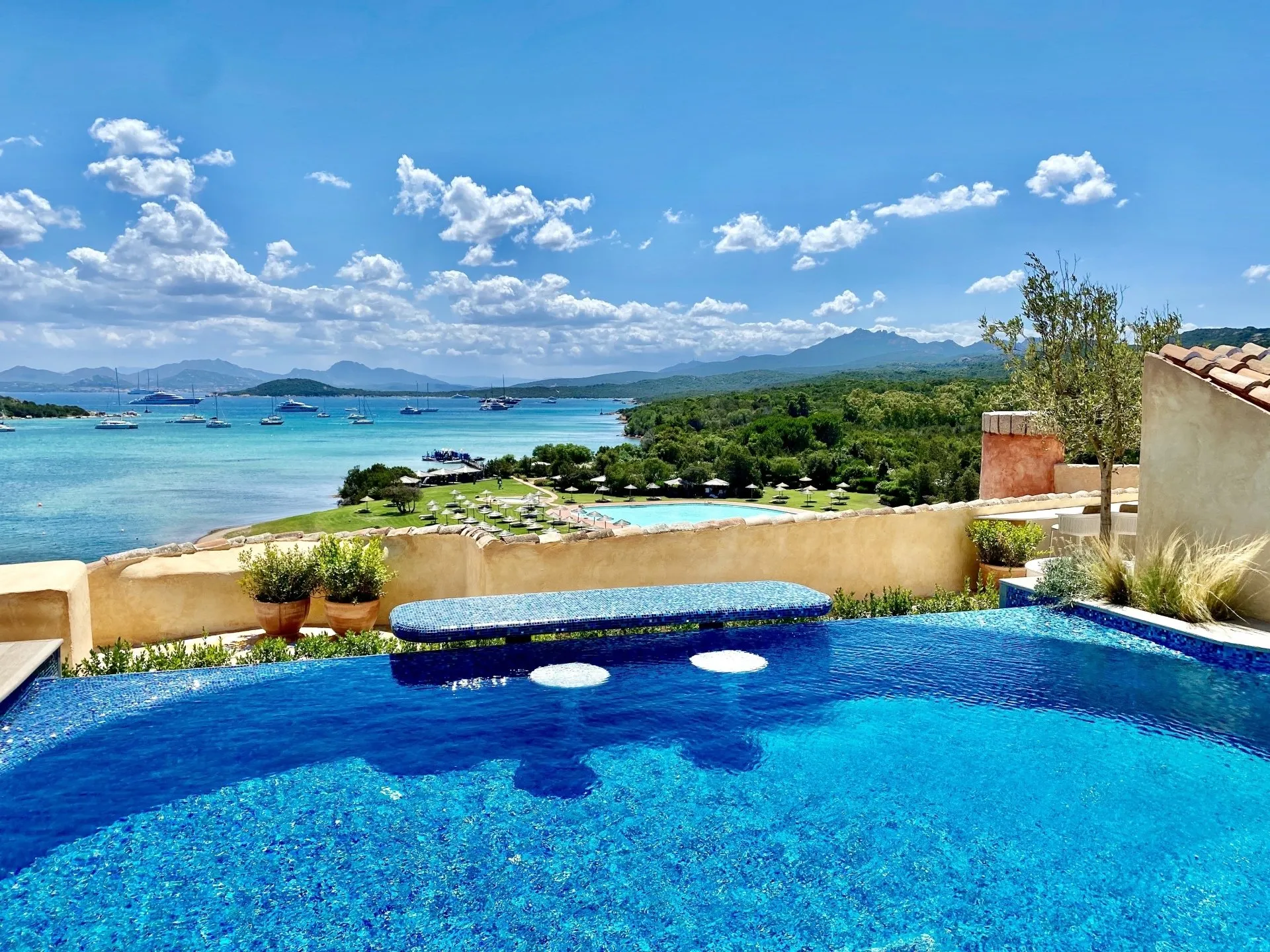 Piscina a sfioro con vista mare - Costa Smeralda