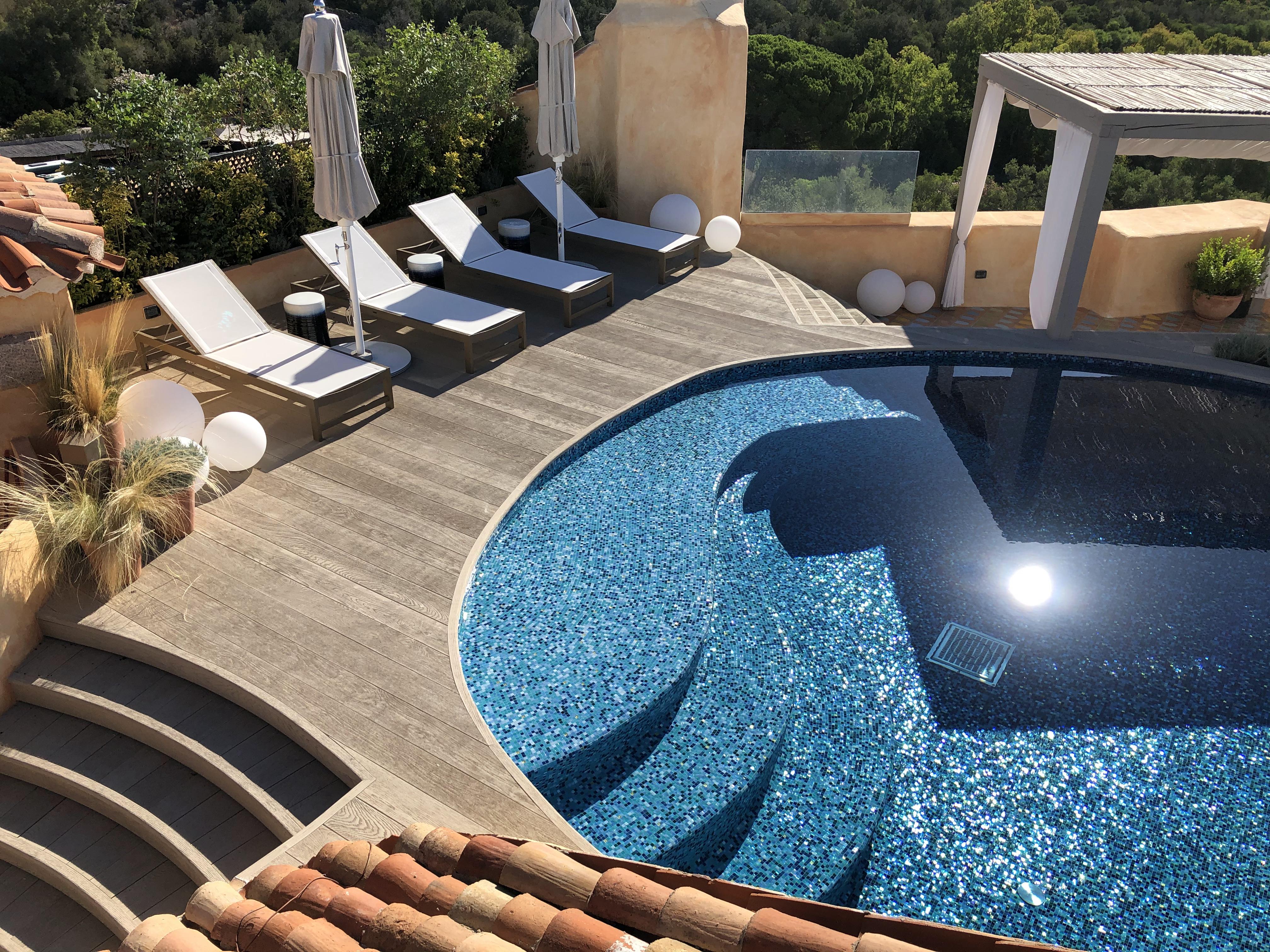 Piscina rotonda in mosaico - Costa Smeralda