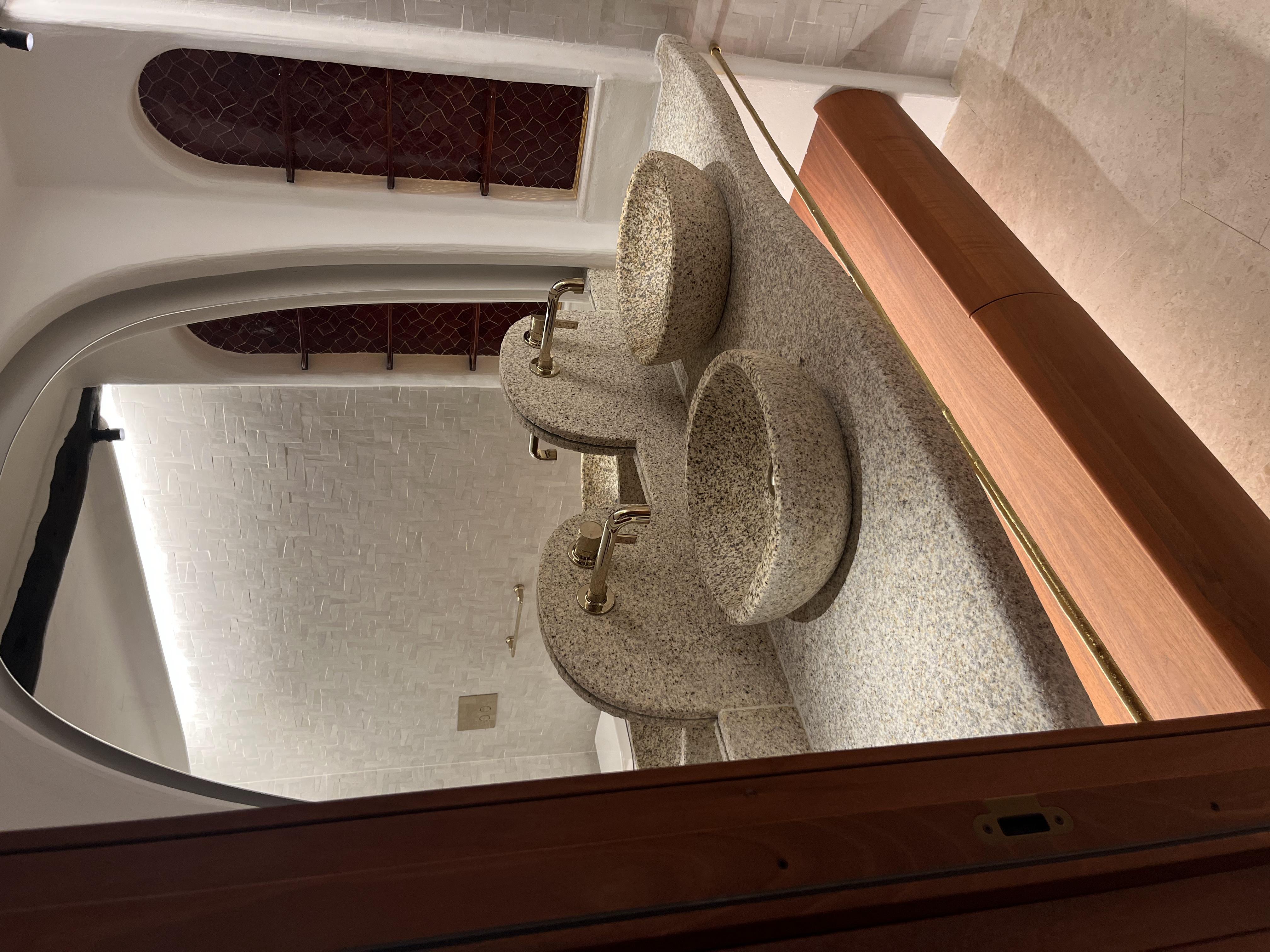Lavabo in granito di Gallura - dettaglio