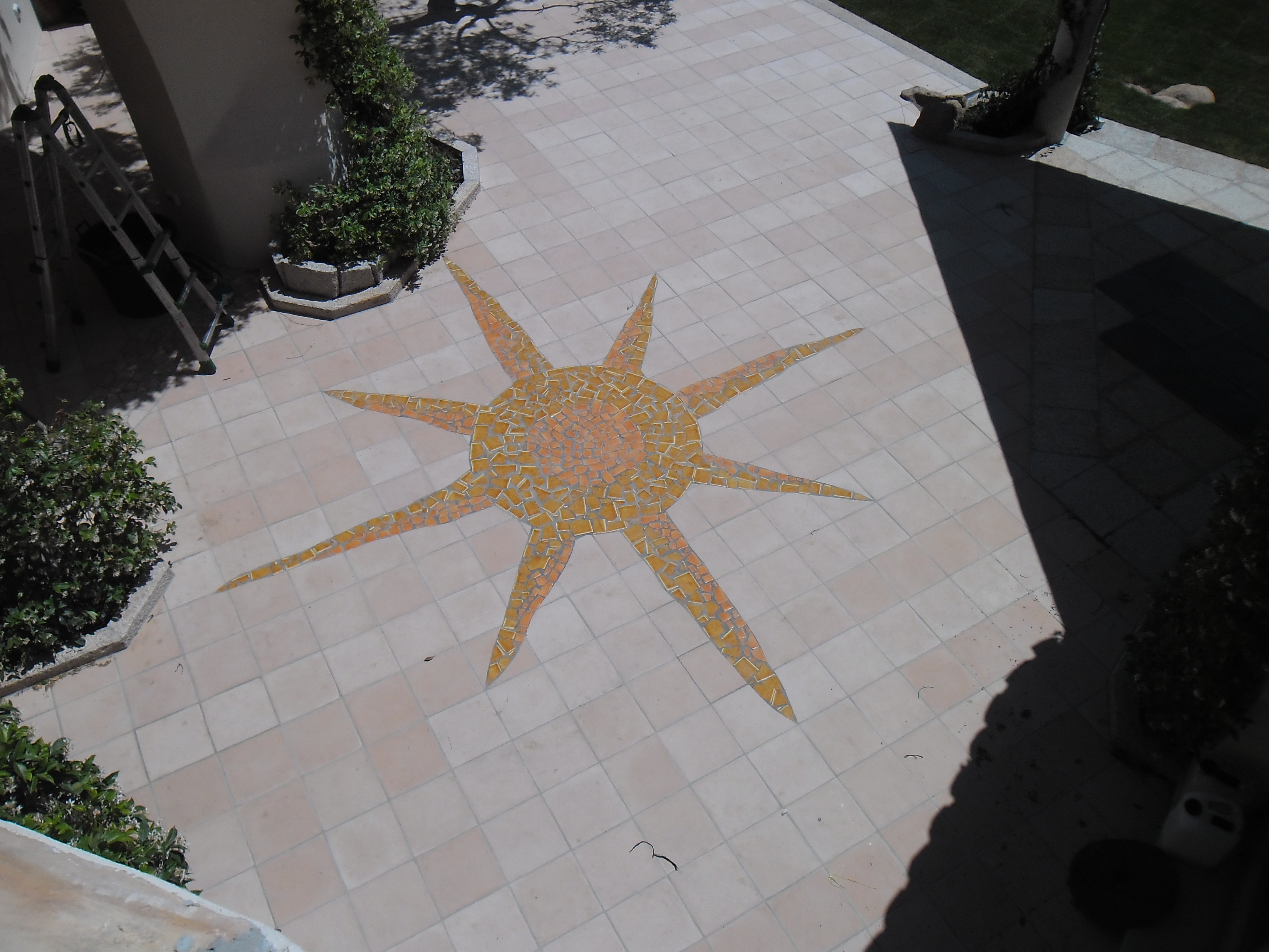 Pavimento a mosaico con motivo floreale - Fresi Costruzioni