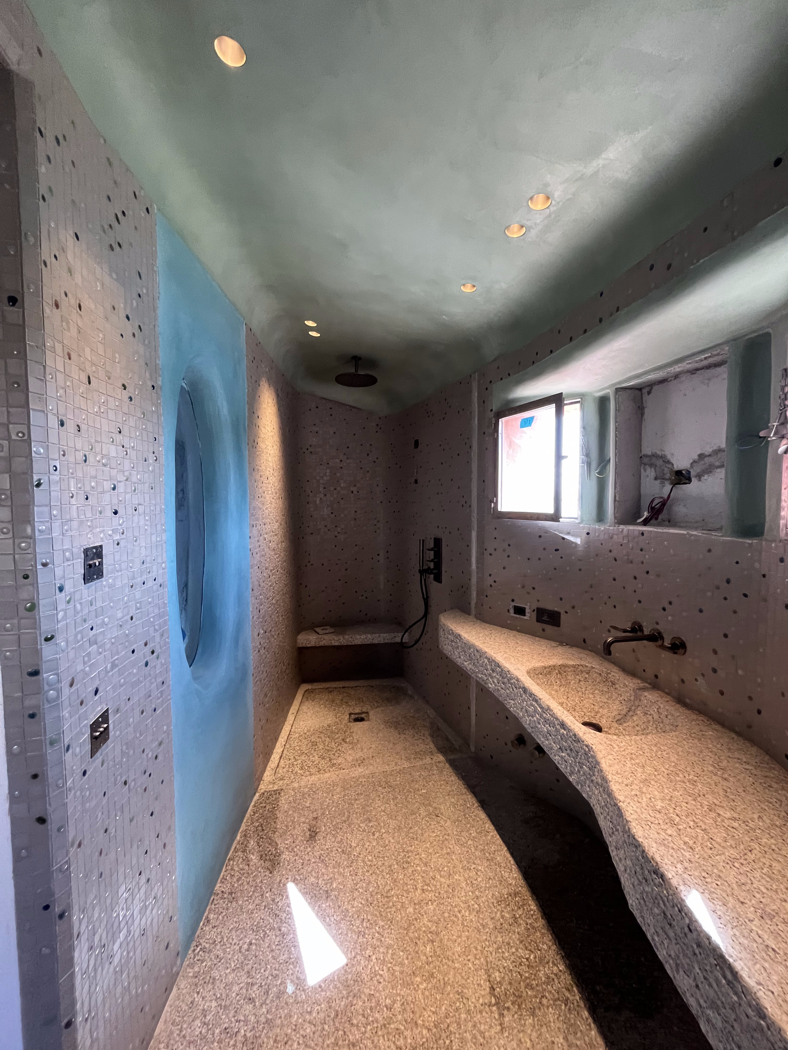 Bagno di lusso con rivestimento in granito