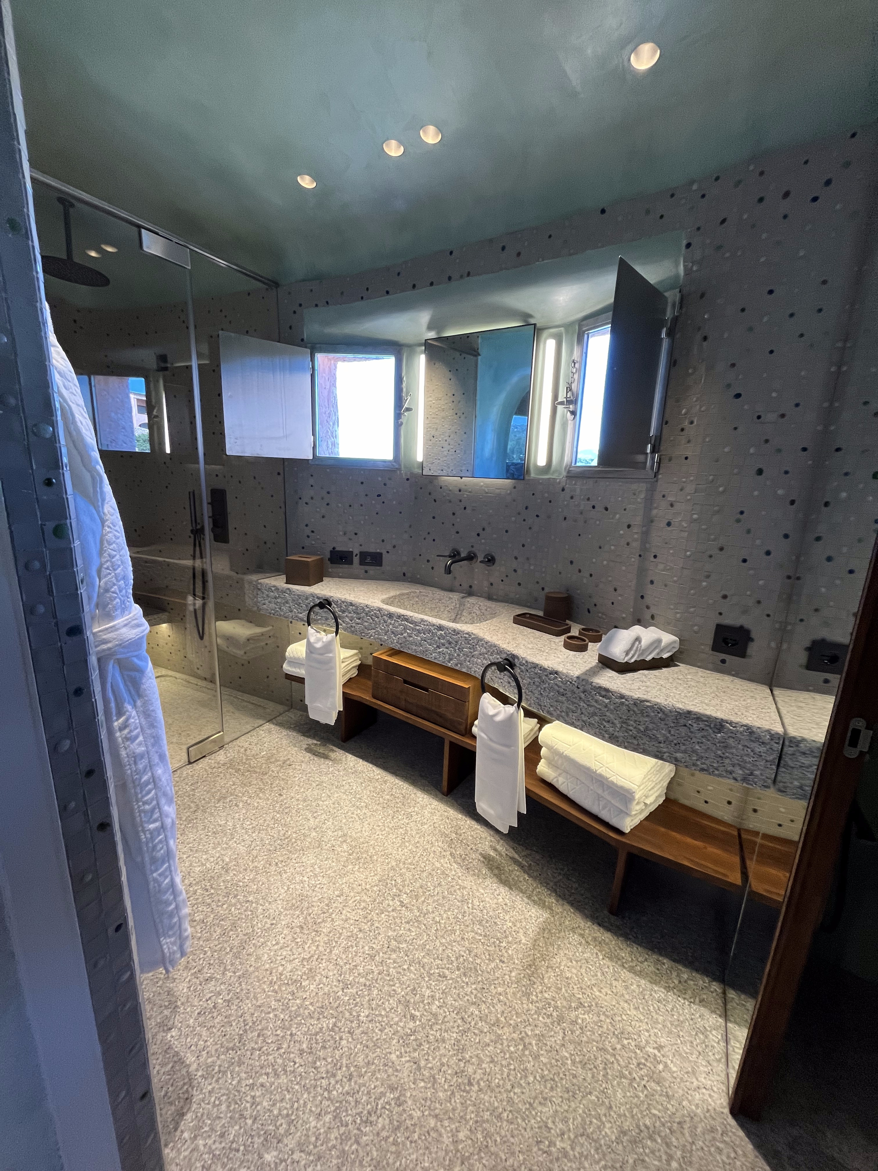 Bagno con top in granito e soffitto verde acqua