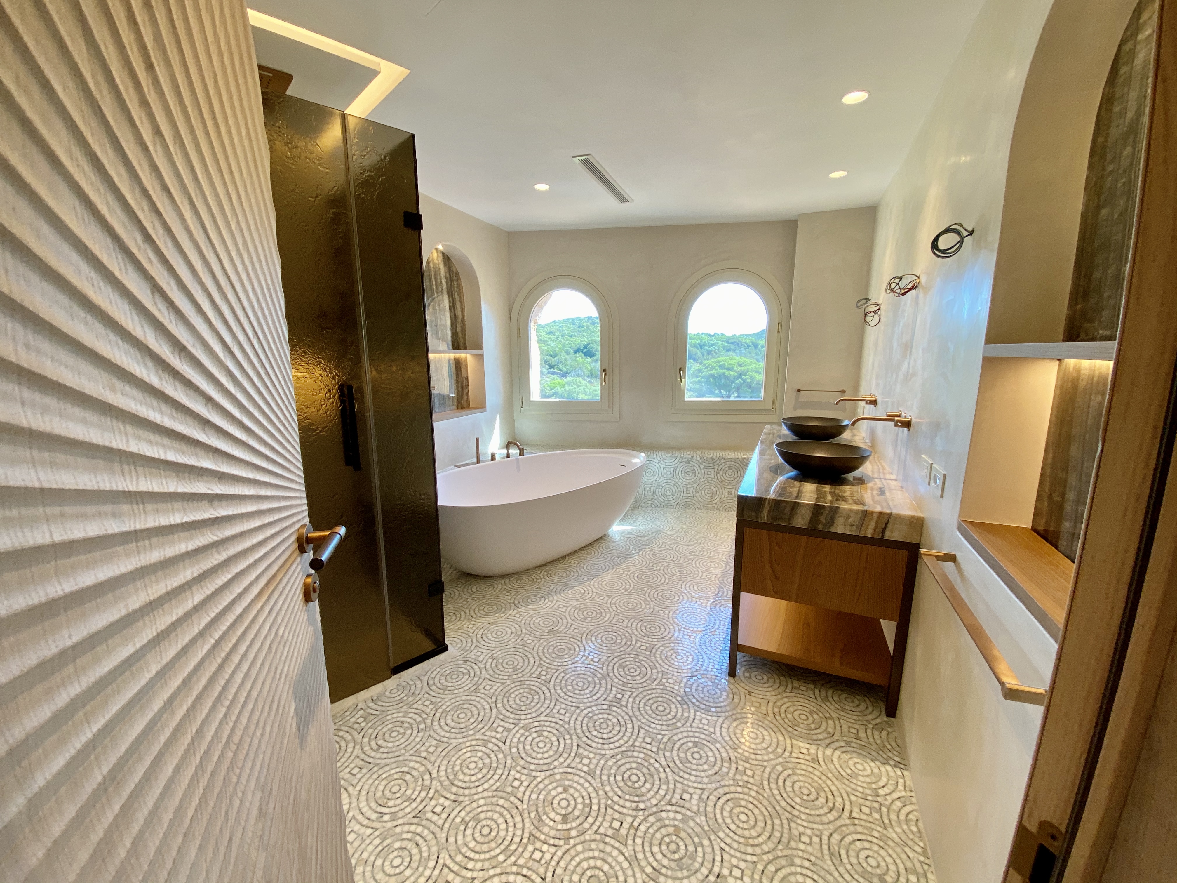 Bagno con vasca e finestre ad arco