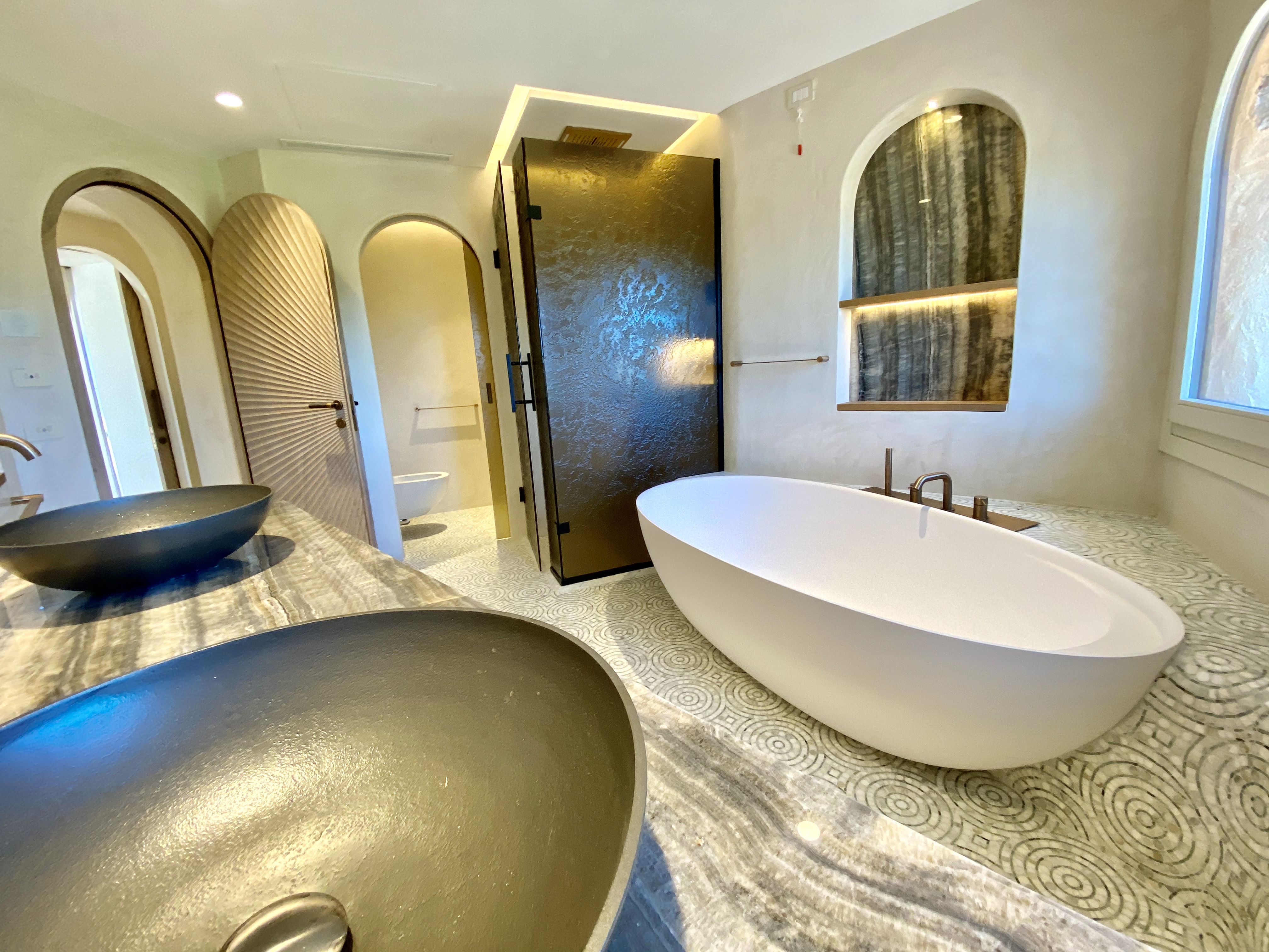 Bagno con archi e vasca freestanding