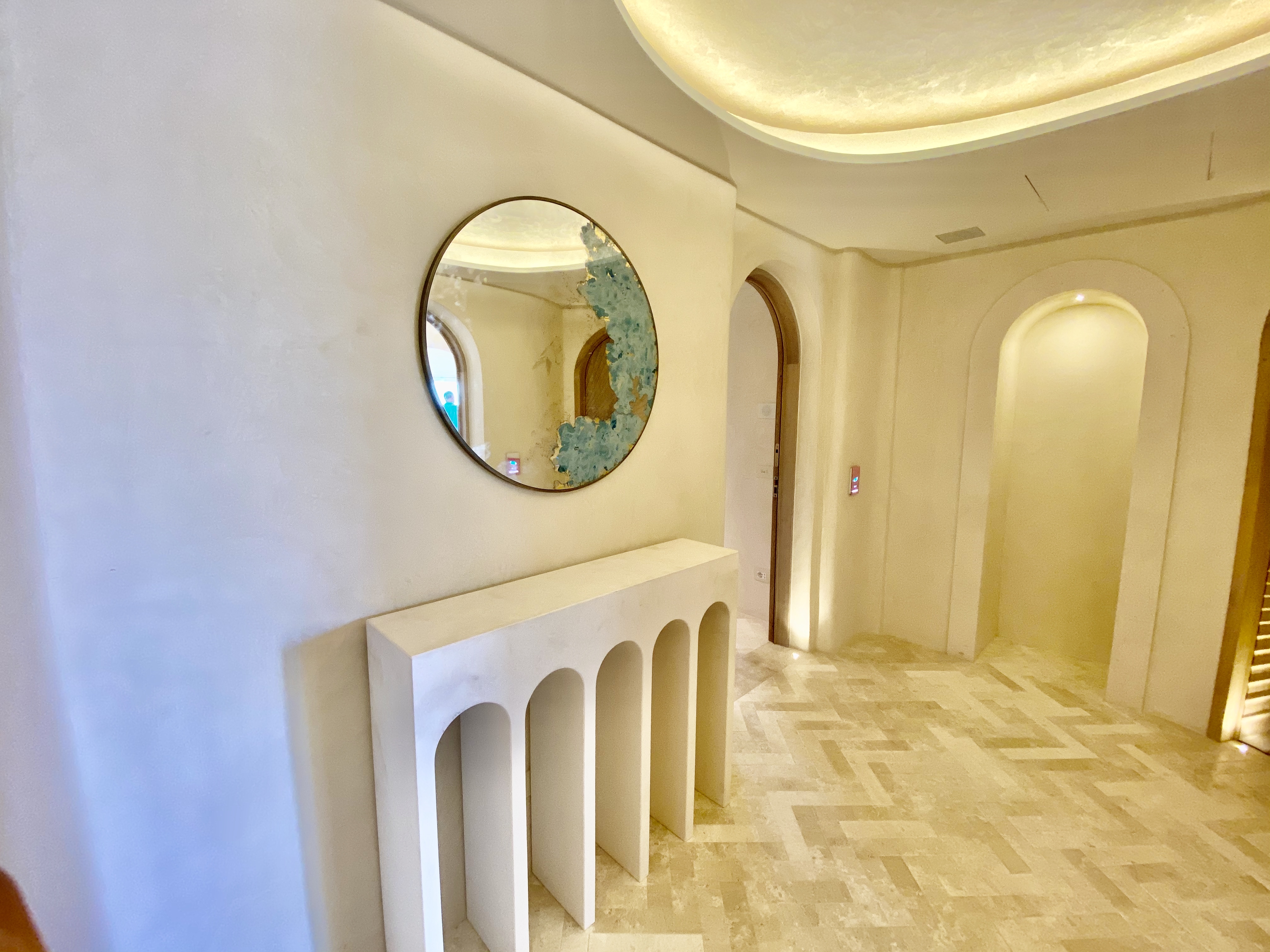 Ingresso con archi e pavimento in travertino