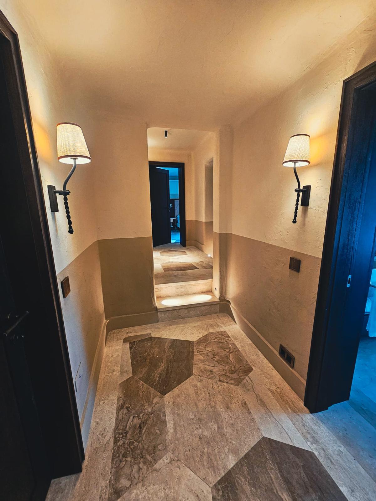 Bagno con piano retroilluminato e vasca in pietra